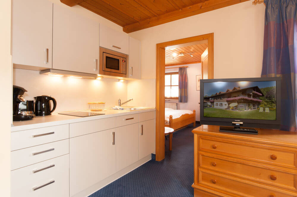 Küche mit Blick ins Schlafzimmer - Ferienwohnung Anna