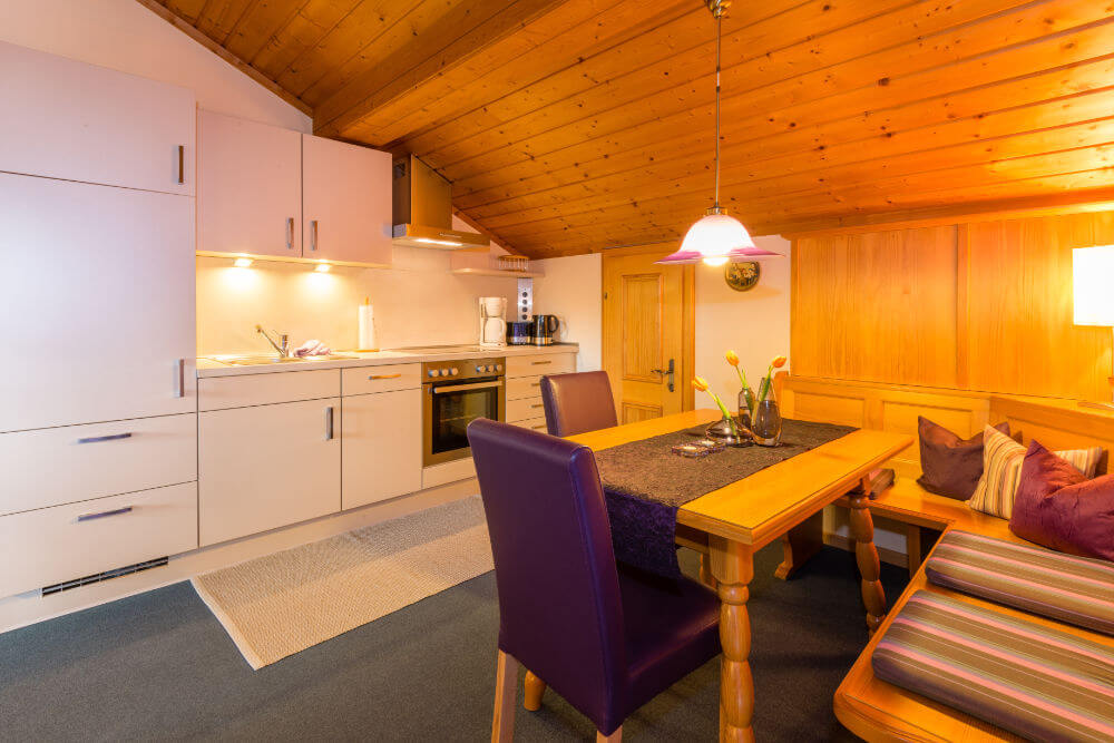 Küche mit Essecke - Ferienwohnung Helena